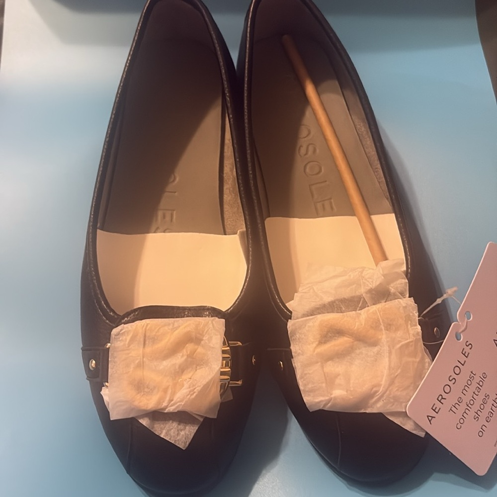 Sleek Black and Gold Flats with Textured Finish